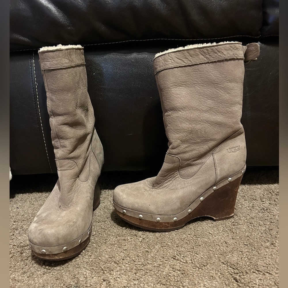 Ugg Carnegie Taupe Gray Nubuck Leather Shearling Studded Wedge Platform Boots 7